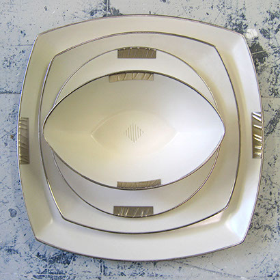 Gold/Platinum dinnerware 18 large